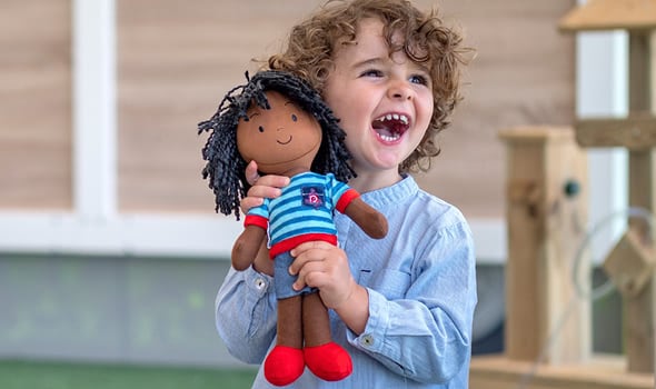 Jedes Kind zählt Kind spielt mit Stoffpuppe