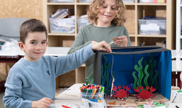 Meine Ideen, meine Zukunft Kinder präsentieren gebasteltes Projekt