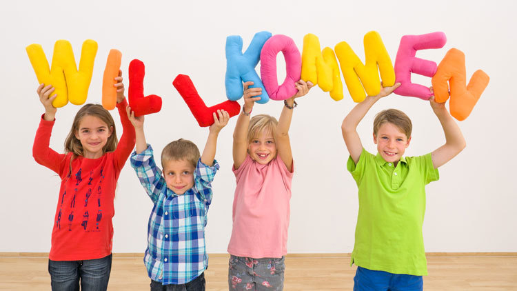 Willkommen Schriftzug mit Kindern