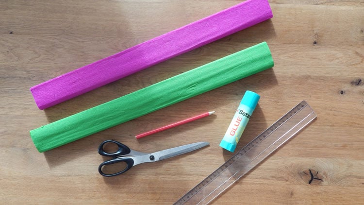 Buntes Bastelpapier und Bastelzubehör